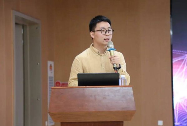 创通网 AI时代下的教师AI素养，龙珠学校举行教师校本培训